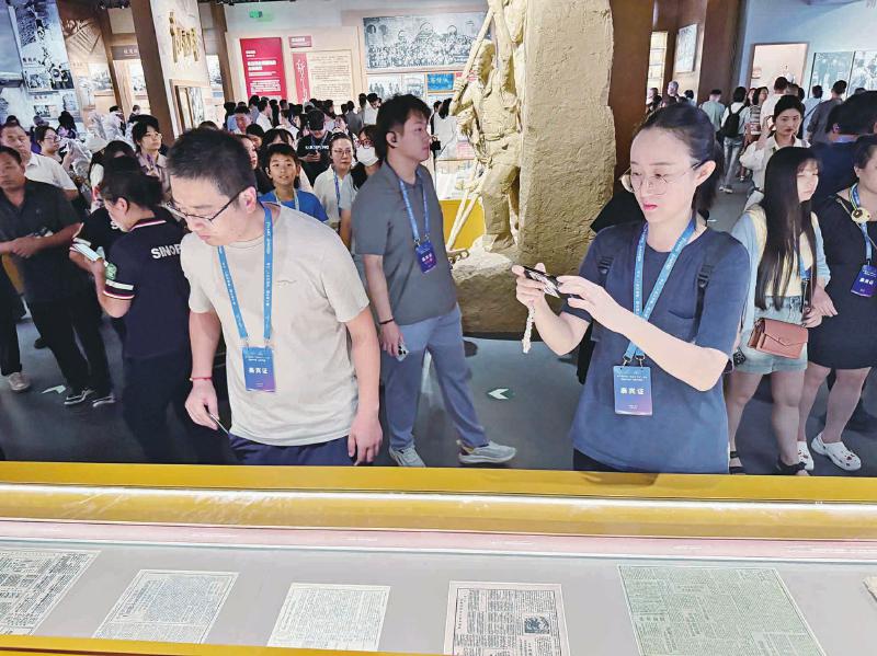 网络文学作家走进抗战纪念馆 