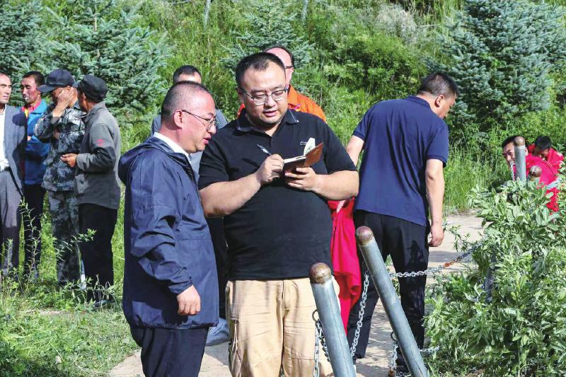 “我们都成了拿着笔和相机的‘泥腿子’”