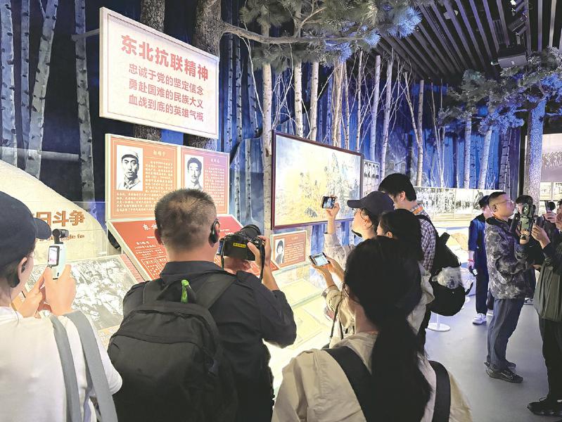 中外记者参观抗战纪念馆